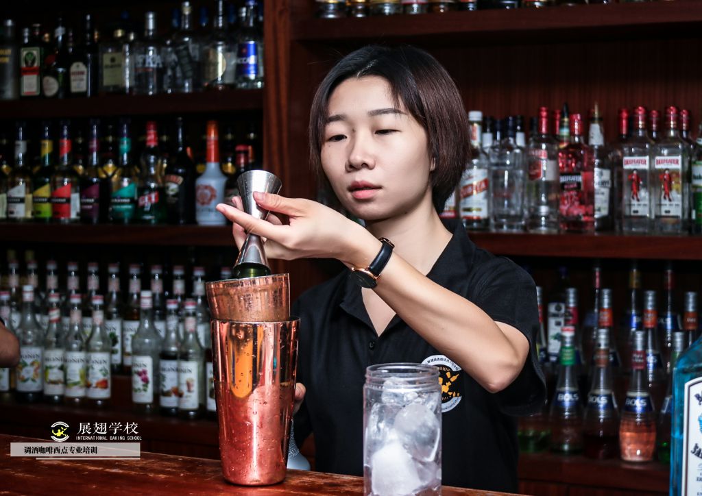 展翅女調酒師